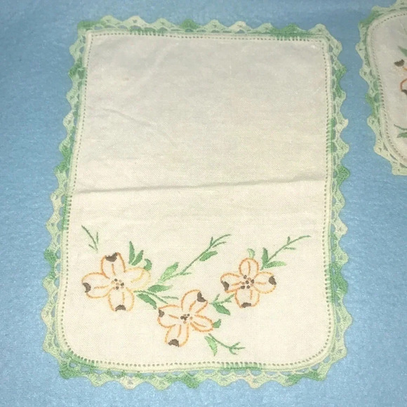 CROCHETED vintage table mats set of 3 with needlepoint floral details - Picture 2 of 8